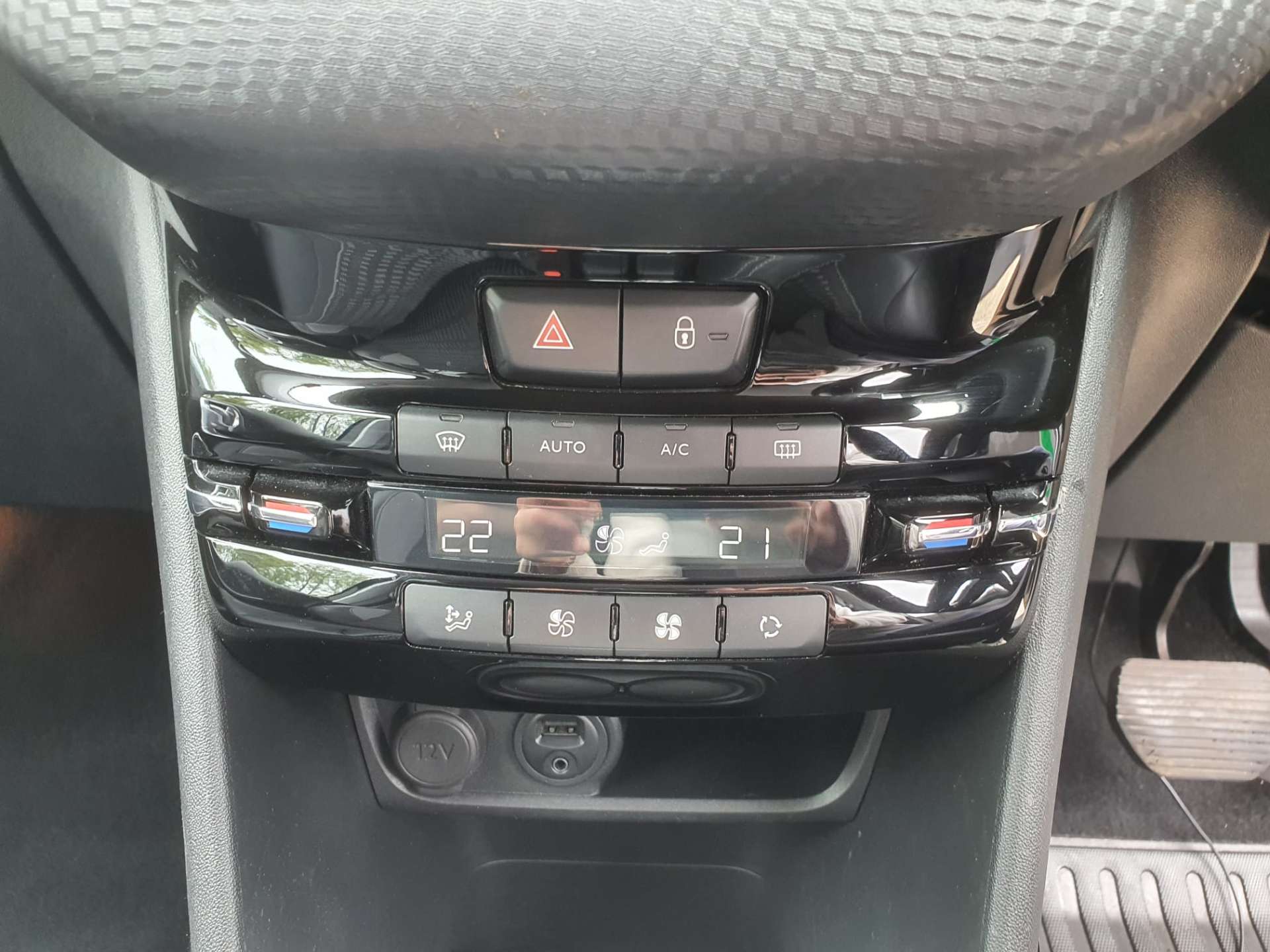 
								PEUGEOT 2008 1.6 2008 Allure e-HDi Semi-Auto 5dr full									