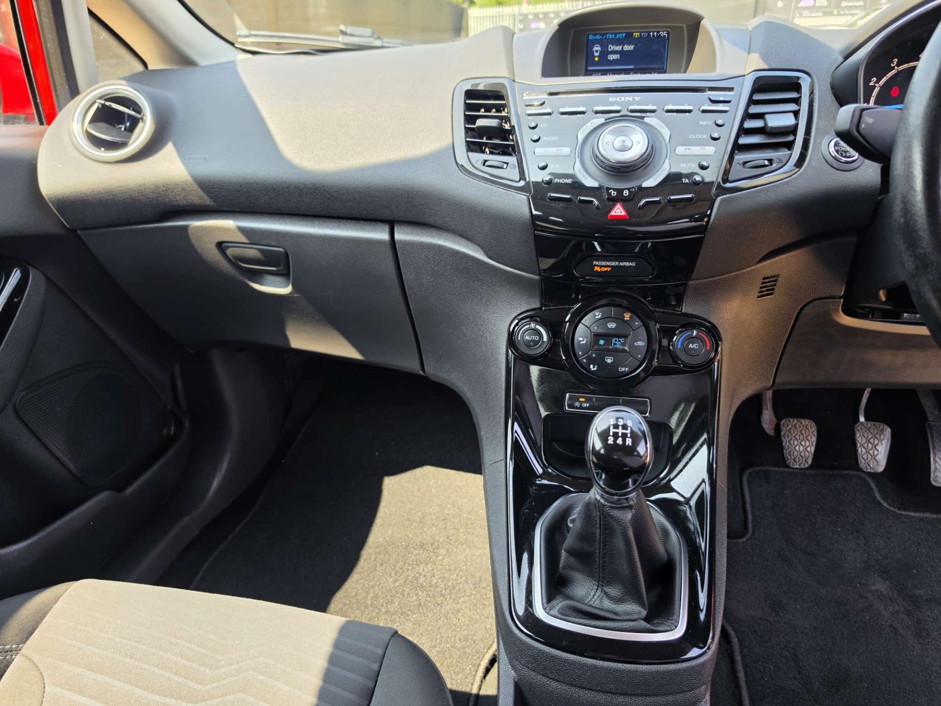 
								Ford Fiesta 1.0 Fiesta Titanium 5dr full									
