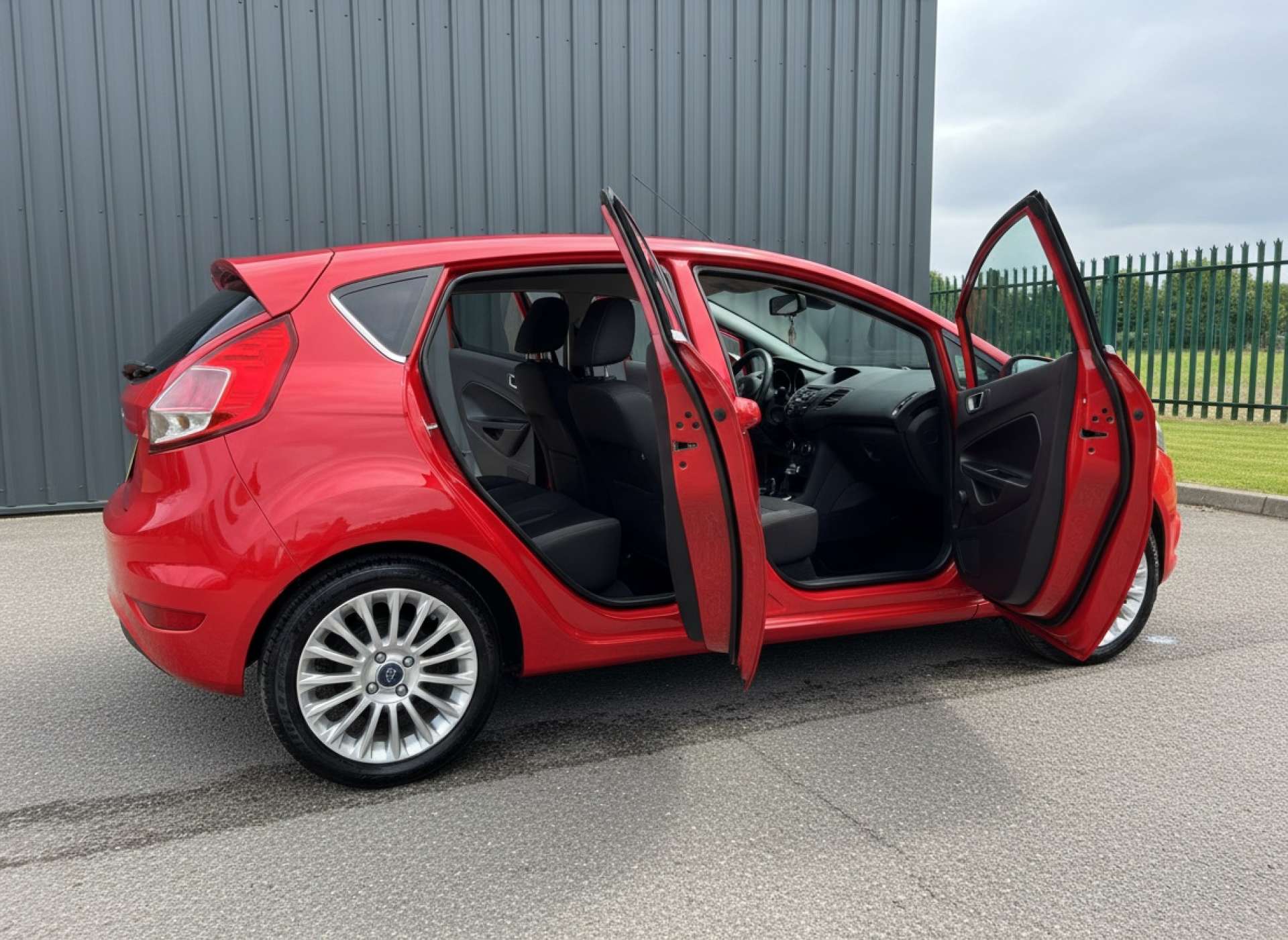 
								Ford Fiesta 1.0 Fiesta Titanium 5dr full									