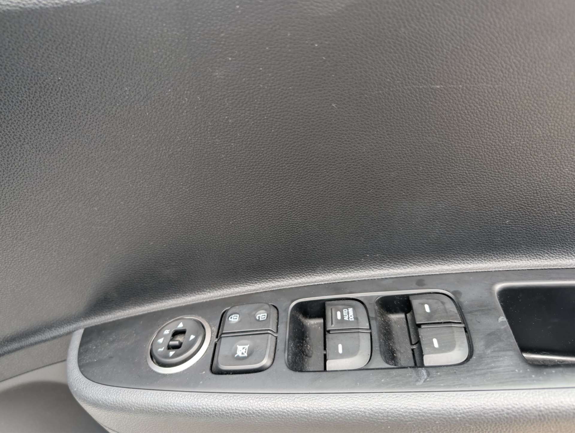
								Hyundai i10 1.0 i10 SE 5dr full									