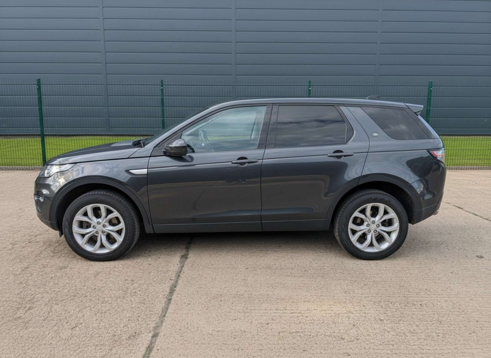 
								Land Rover DISCOVERY SPORT 2.0 Discovery Sport HSE TD4 Auto 4WD 5dr full									