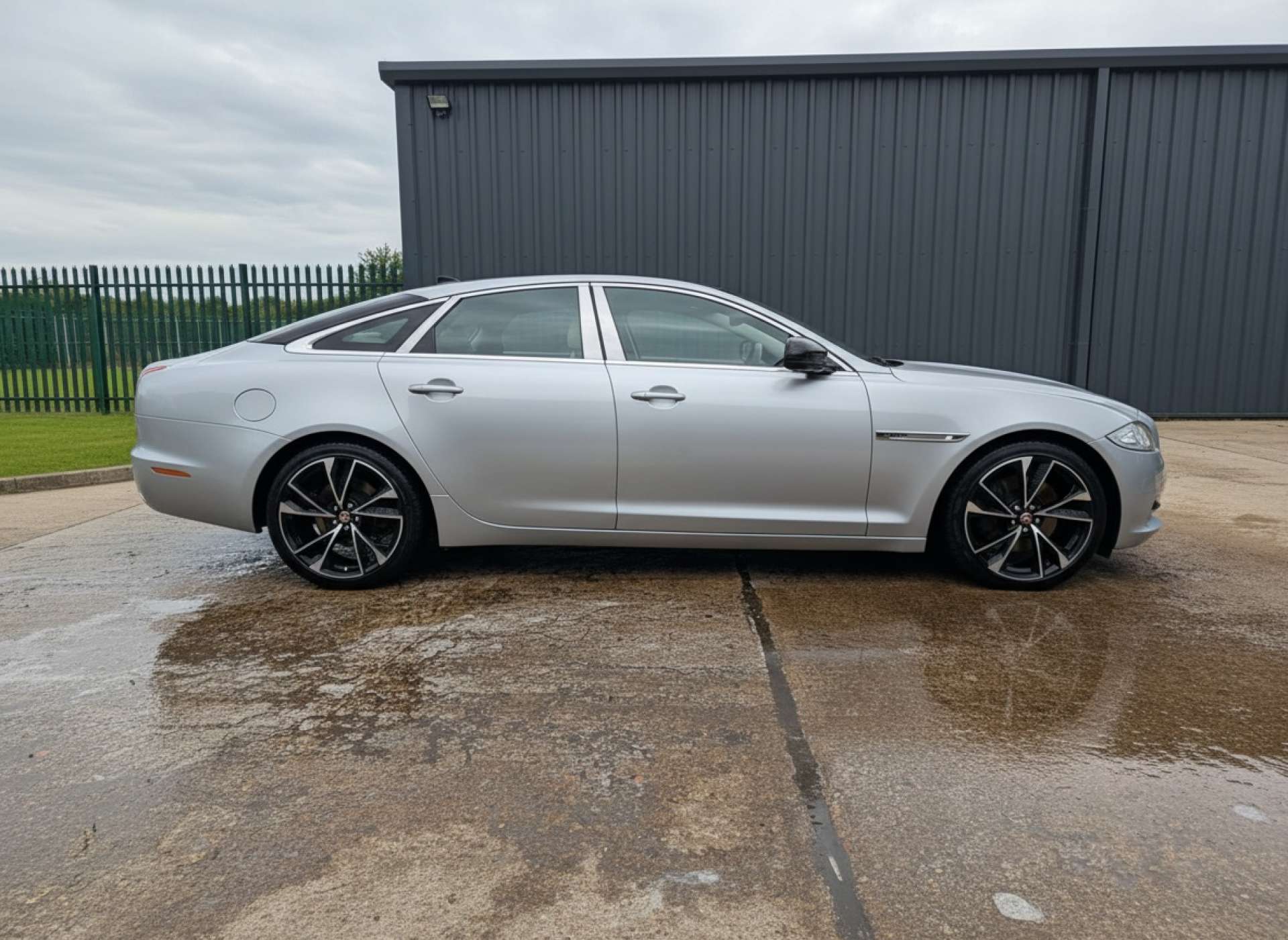 
								JAGUAR XJ 3.0 XJ Portfolio V6 D Auto 4dr full									