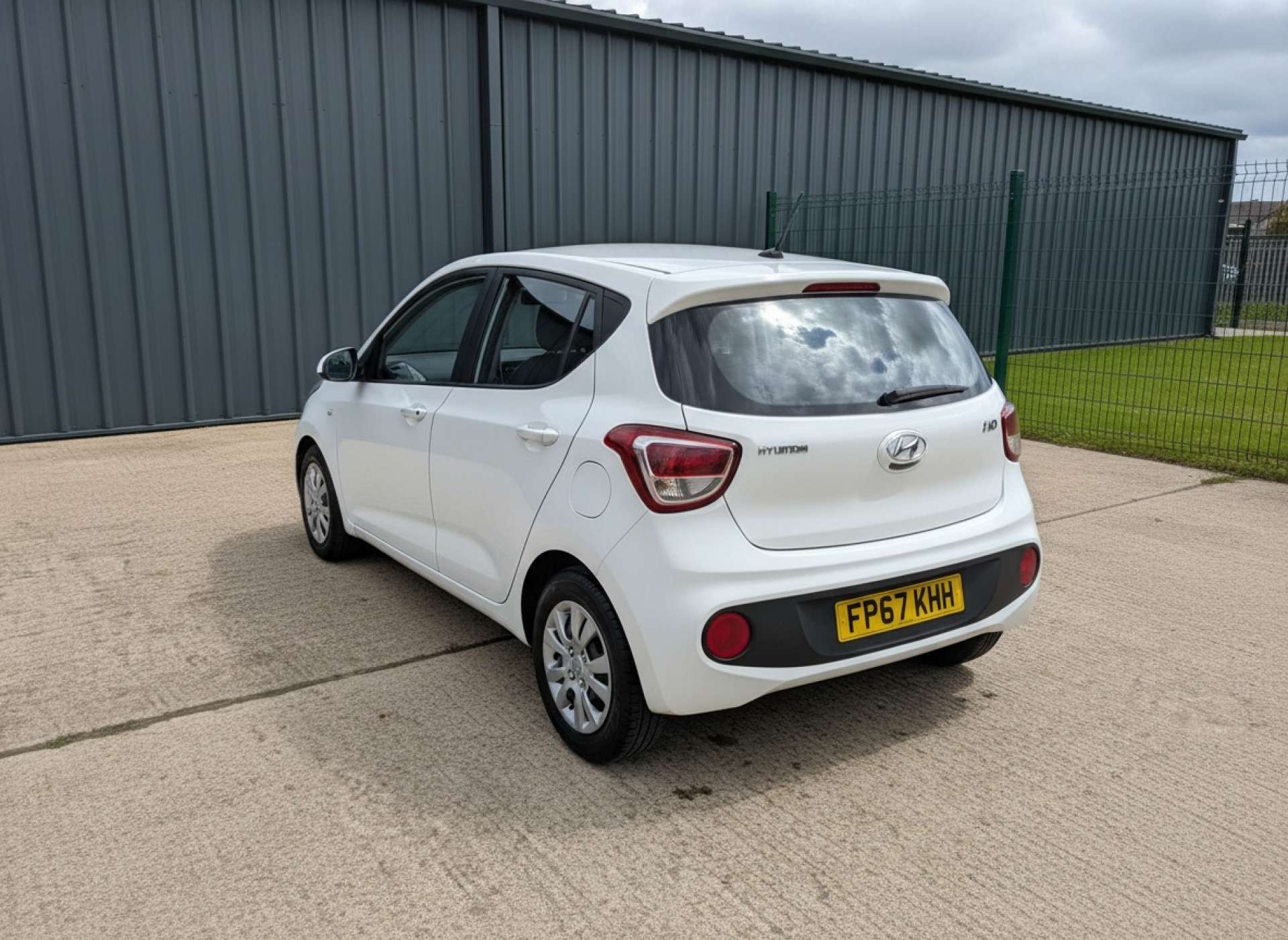 
								Hyundai i10 1.0 i10 SE 5dr full									