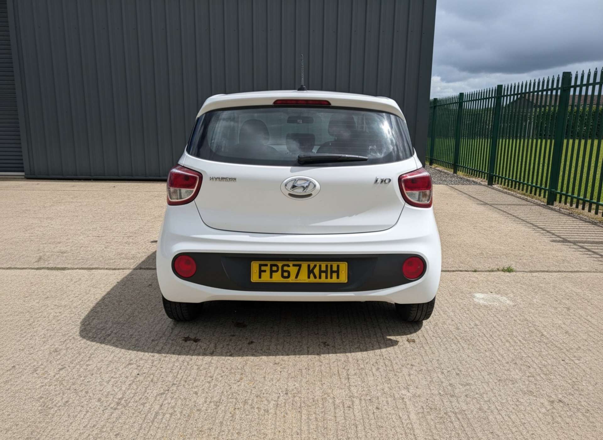 
								Hyundai i10 1.0 i10 SE 5dr full									