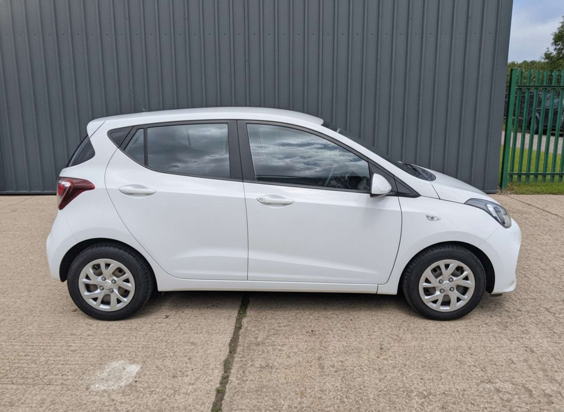 
								Hyundai i10 1.0 i10 SE 5dr full									