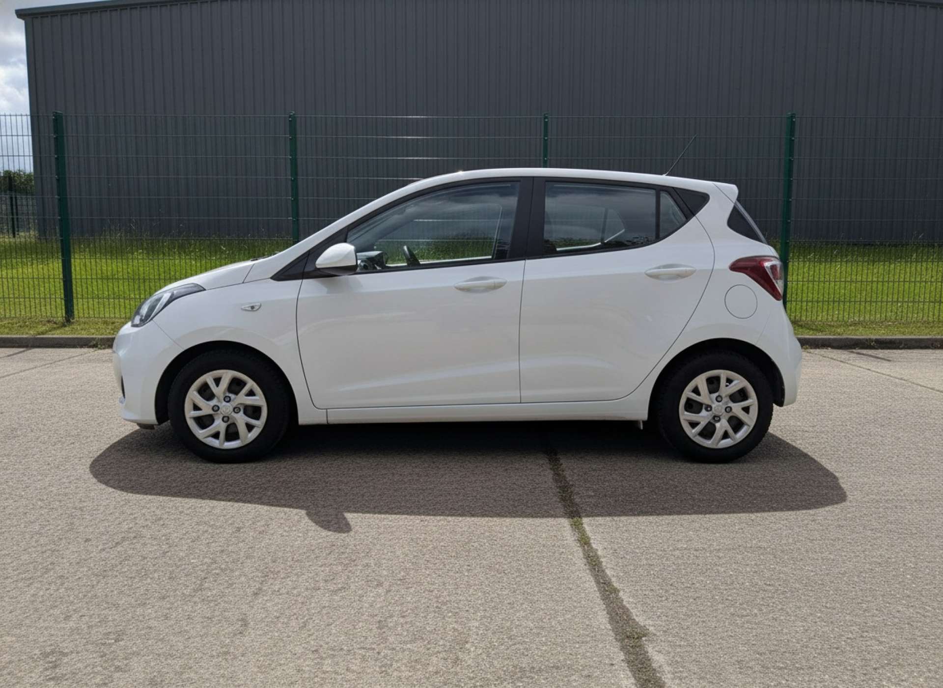 
								Hyundai i10 1.0 i10 SE 5dr full									