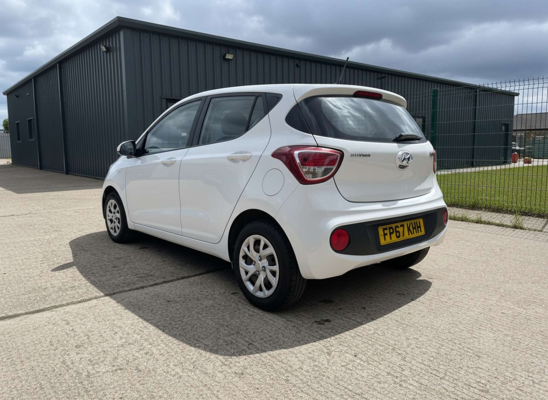 
								Hyundai i10 1.0 i10 SE 5dr full									