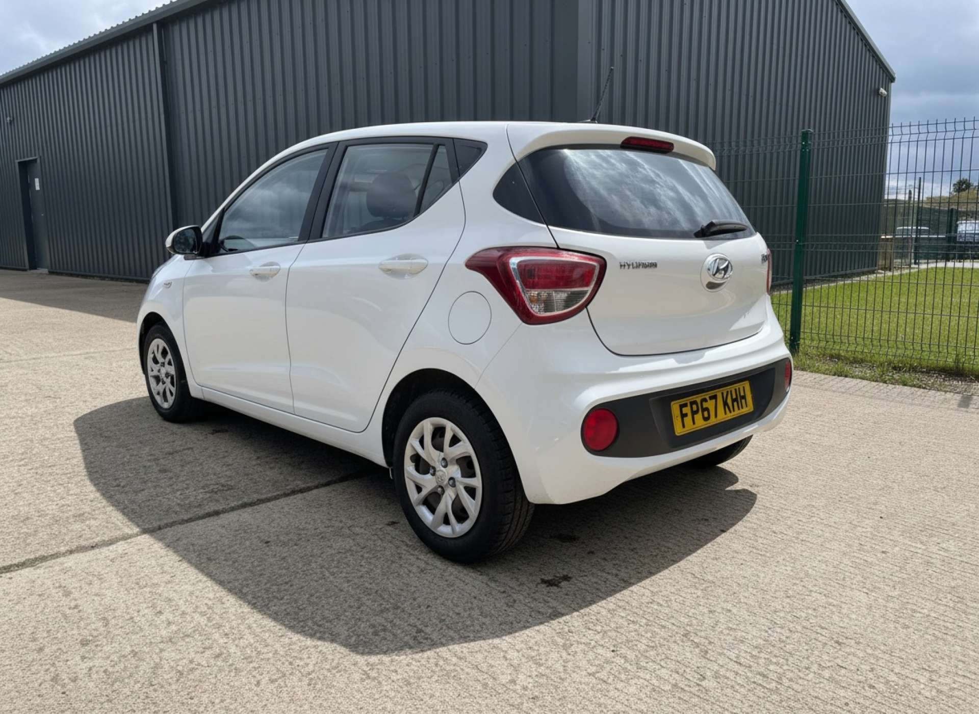 
								Hyundai i10 1.0 i10 SE 5dr full									
