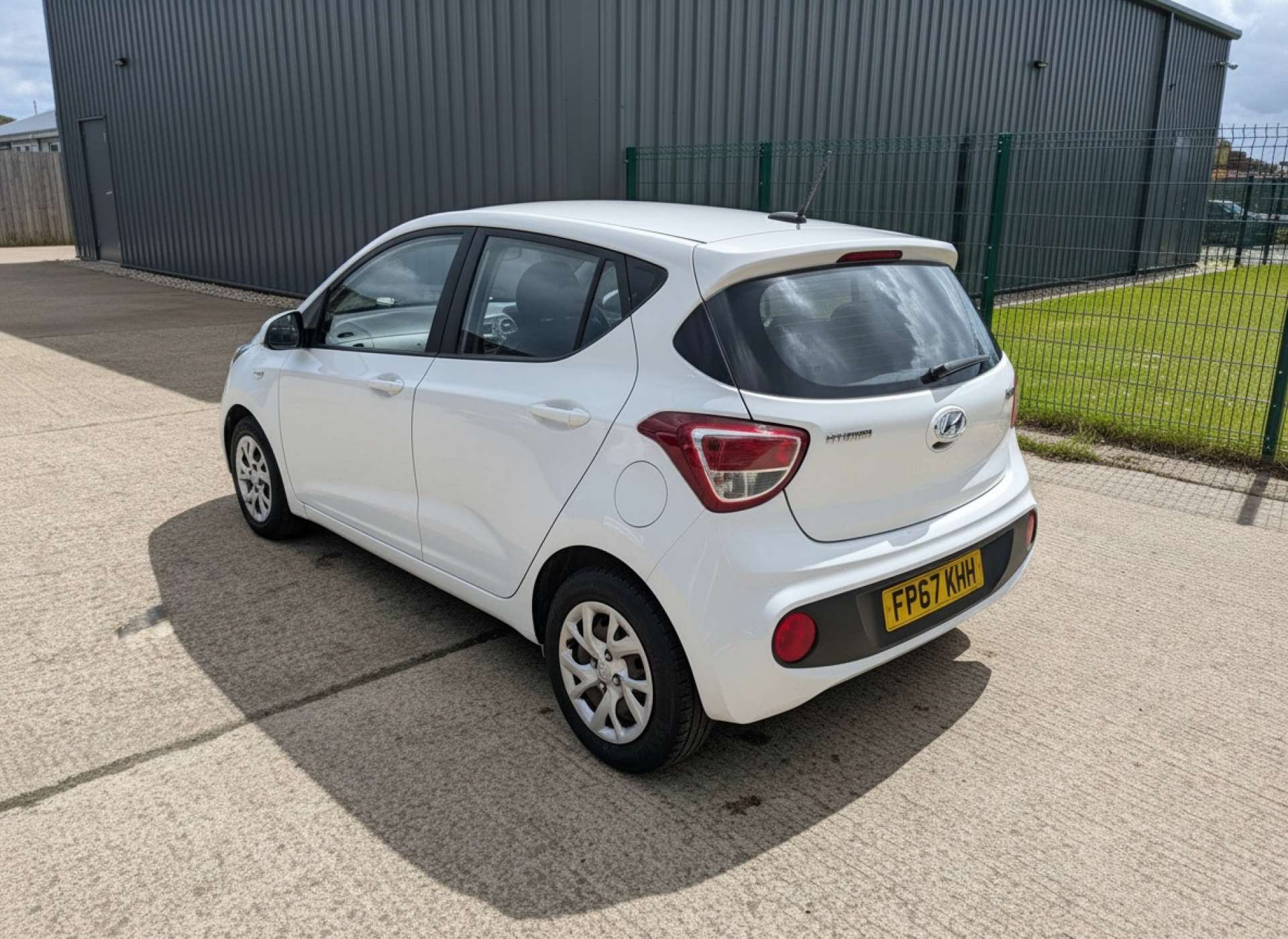 
								Hyundai i10 1.0 i10 SE 5dr full									