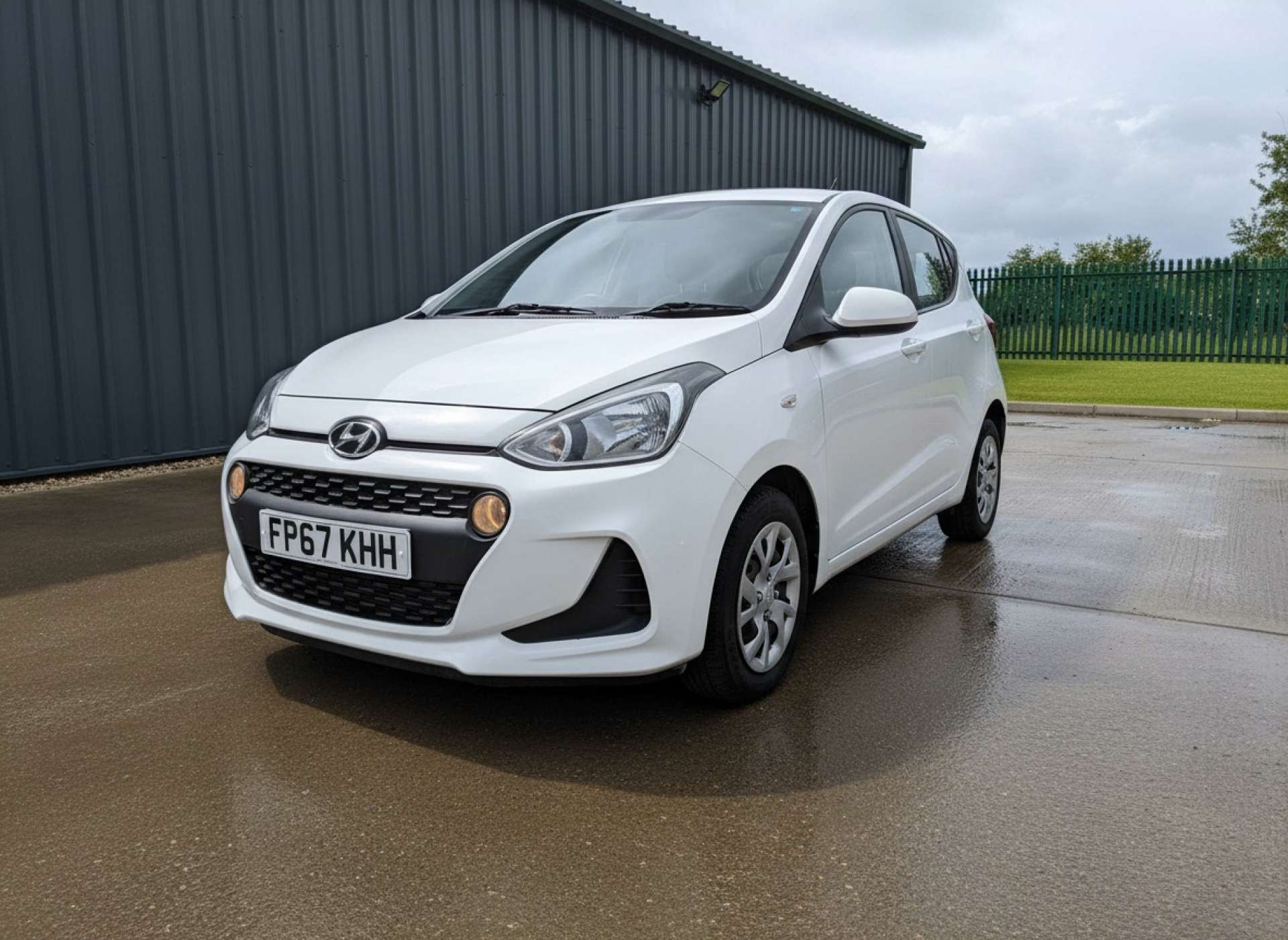 
								Hyundai i10 1.0 i10 SE 5dr full									