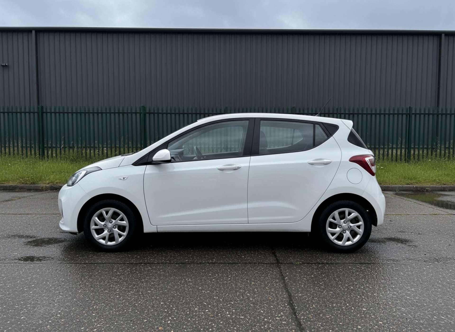 
								Hyundai i10 1.0 i10 SE 5dr full									