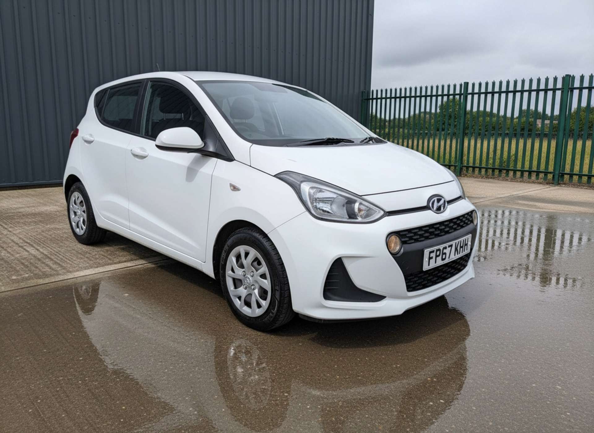 
								Hyundai i10 1.0 i10 SE 5dr full									