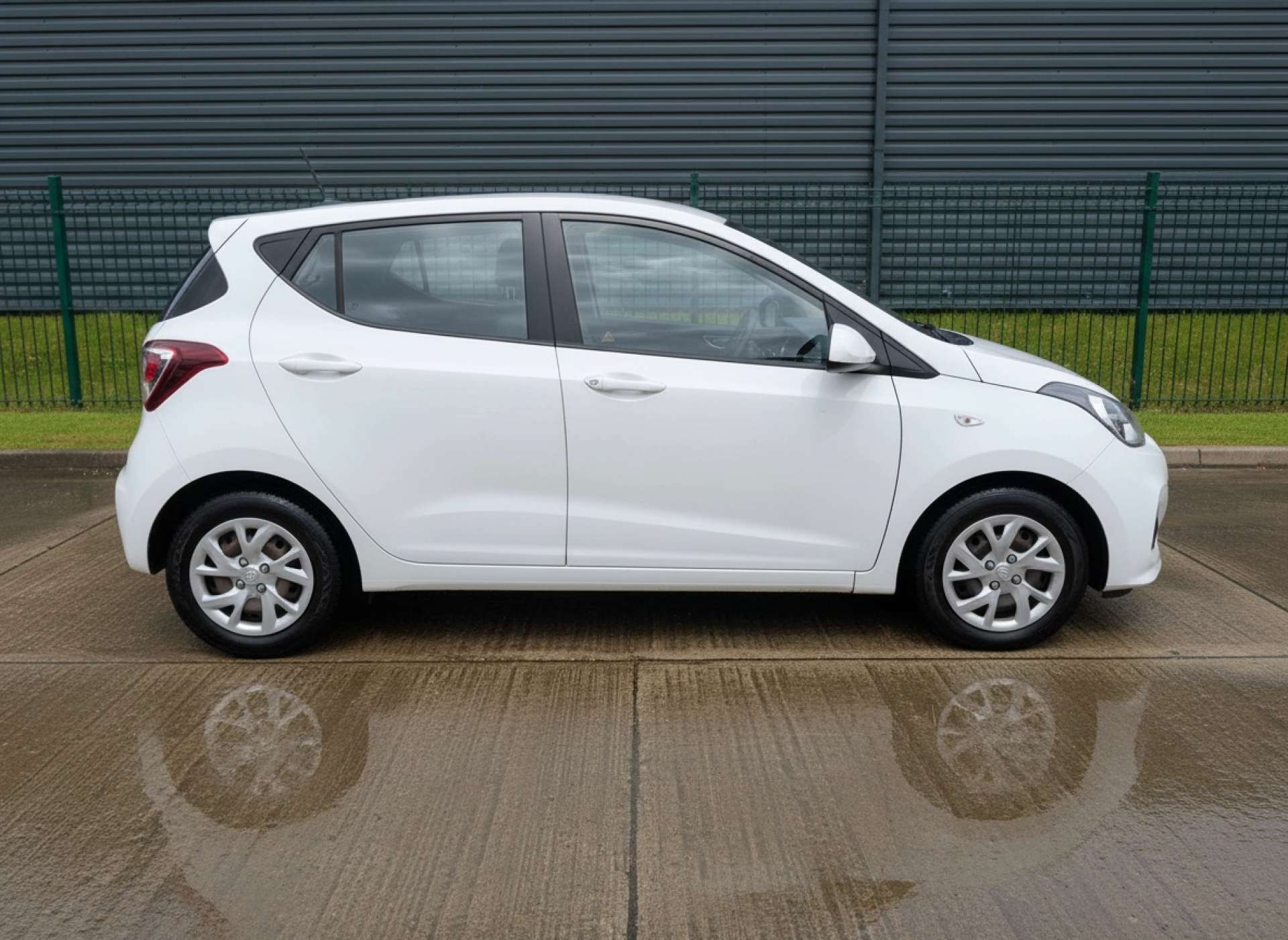 
								Hyundai i10 1.0 i10 SE 5dr full									