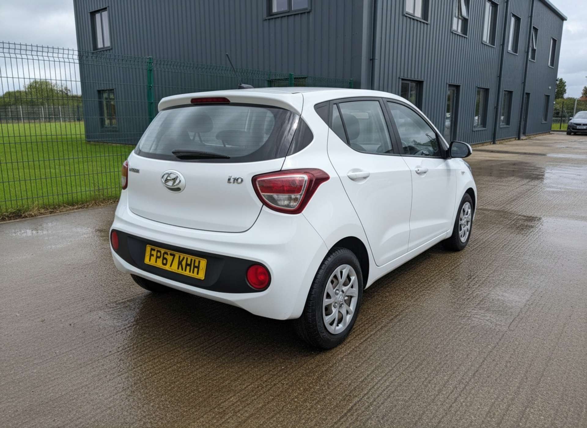 
								Hyundai i10 1.0 i10 SE 5dr full									