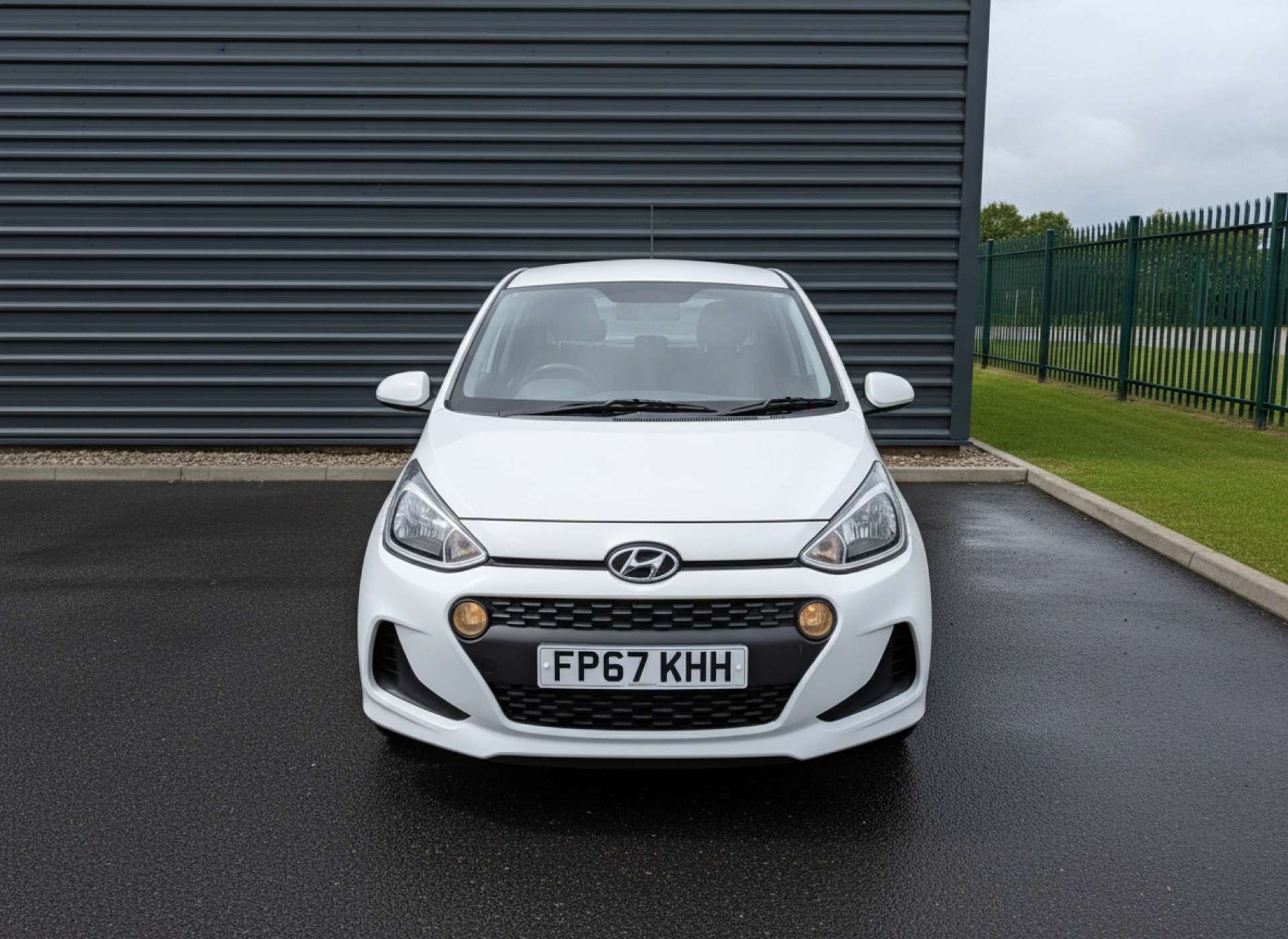 
								Hyundai i10 1.0 i10 SE 5dr full									