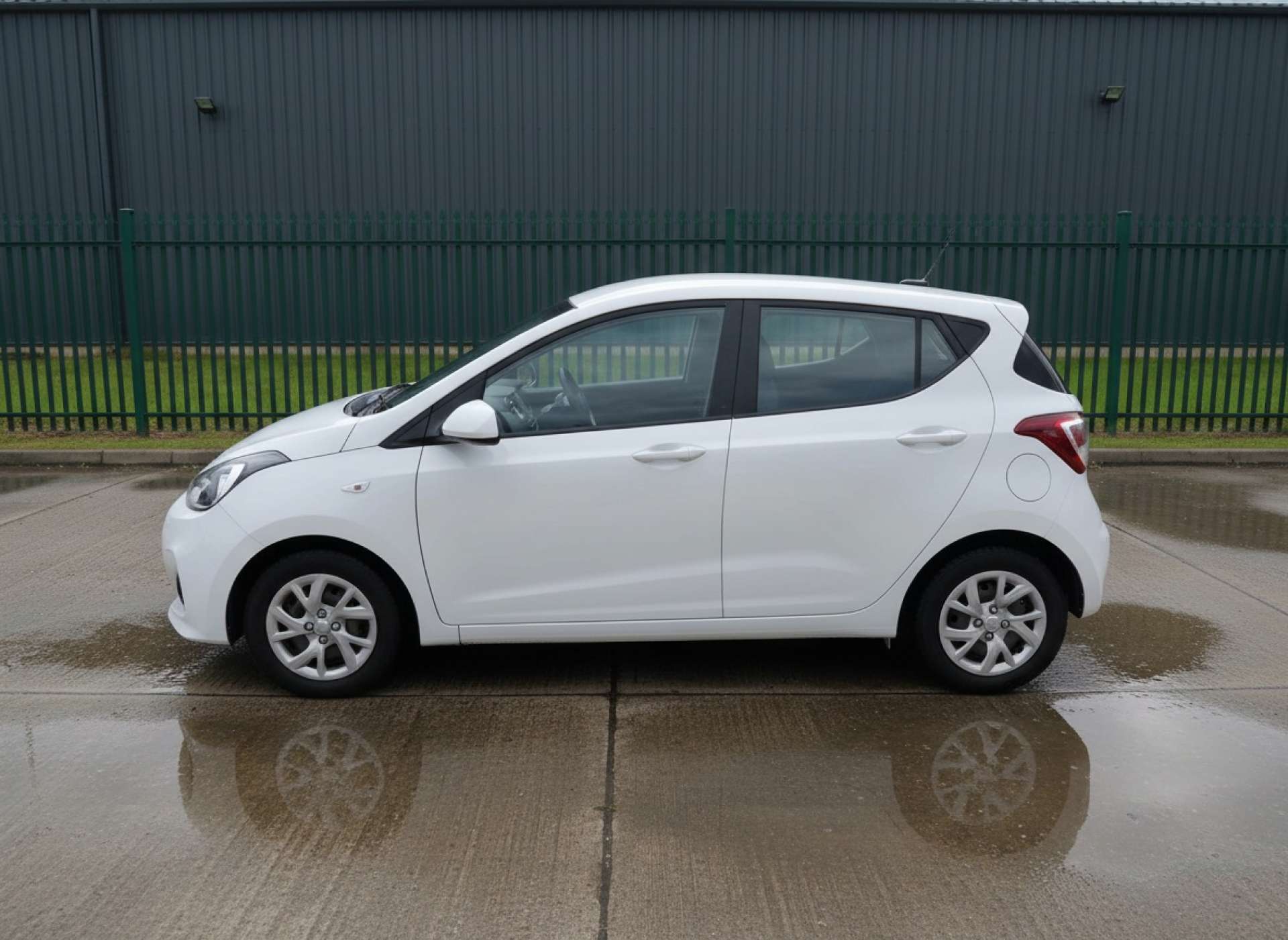 
								Hyundai i10 1.0 i10 SE 5dr full									