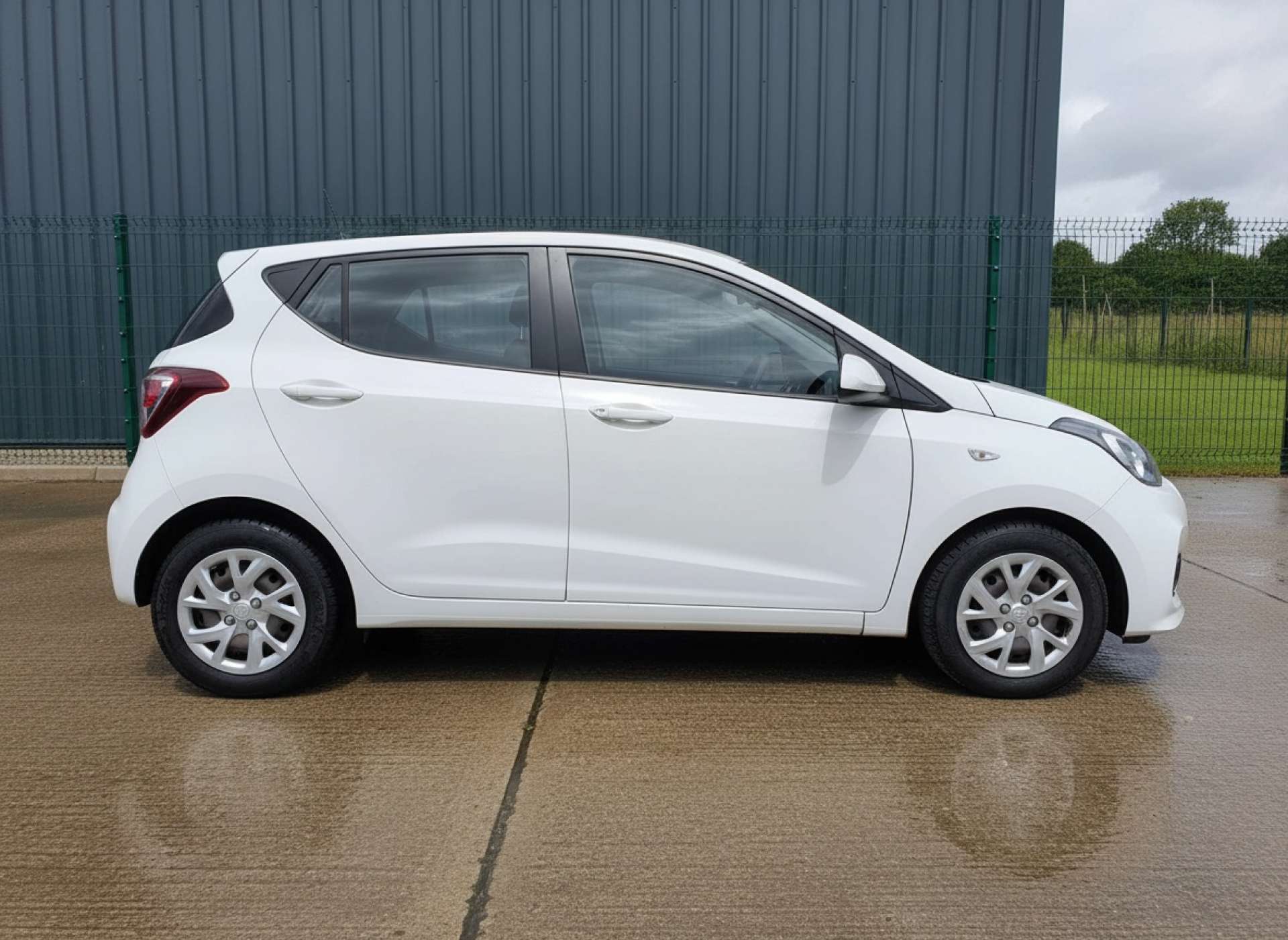 
								Hyundai i10 1.0 i10 SE 5dr full									