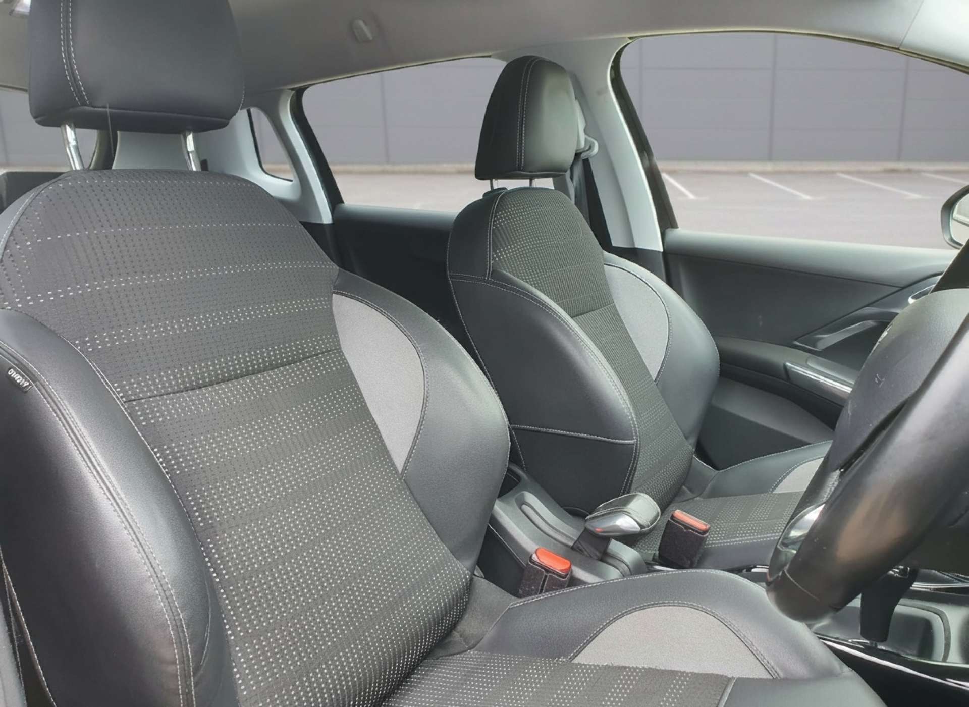 
								PEUGEOT 2008 1.6 2008 Allure e-HDi Semi-Auto 5dr full									