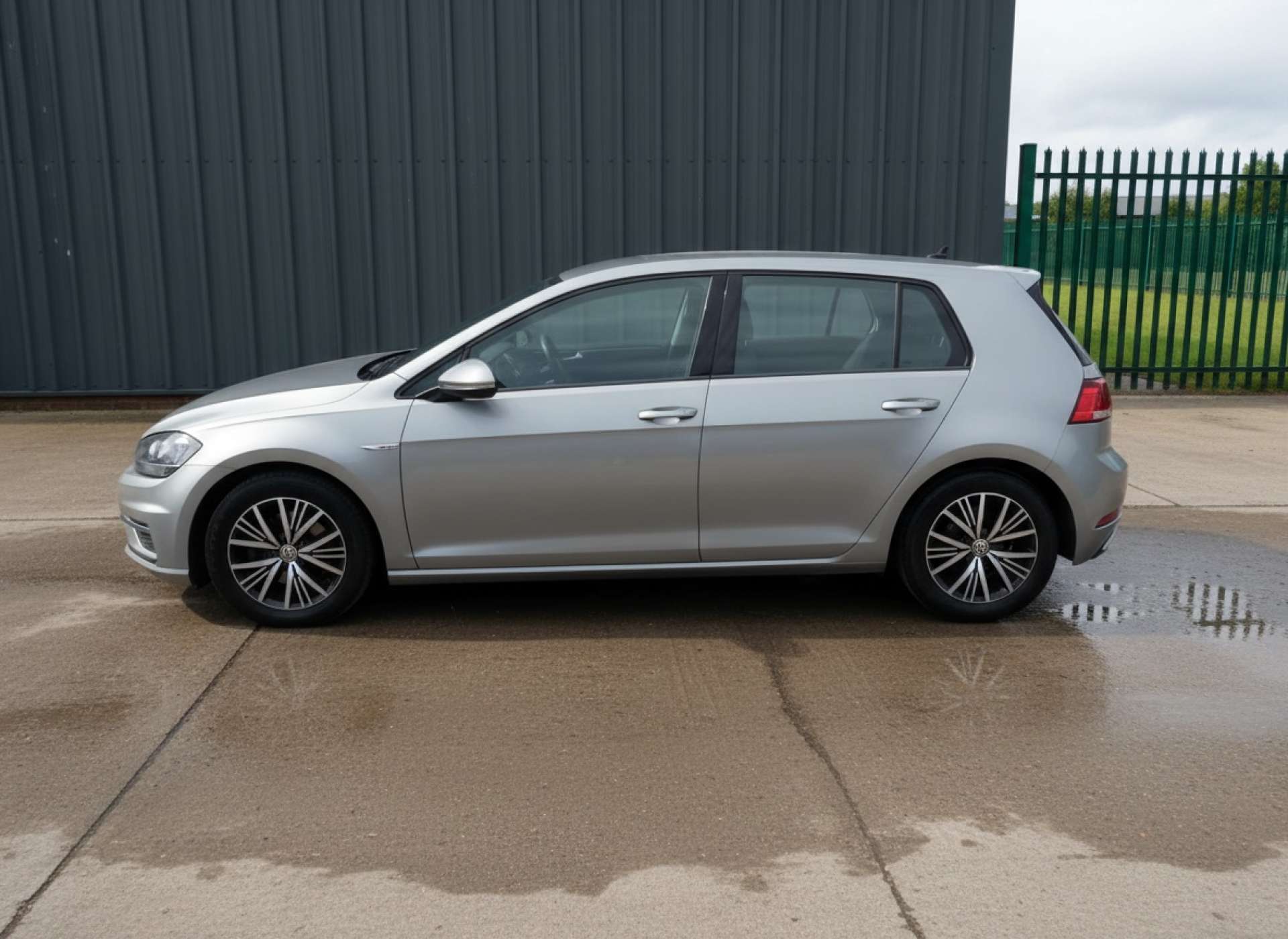 
								Volkswagen Golf 1.5 Golf SE Nav TSi Evo Semi-Auto 5dr full									