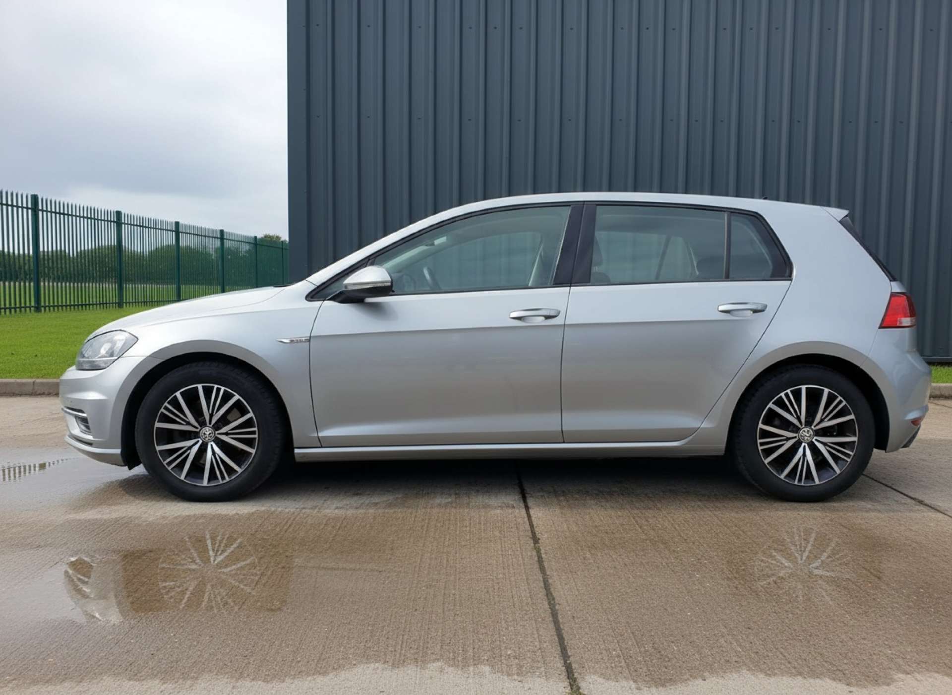 
								Volkswagen Golf 1.5 Golf SE Nav TSi Evo Semi-Auto 5dr full									