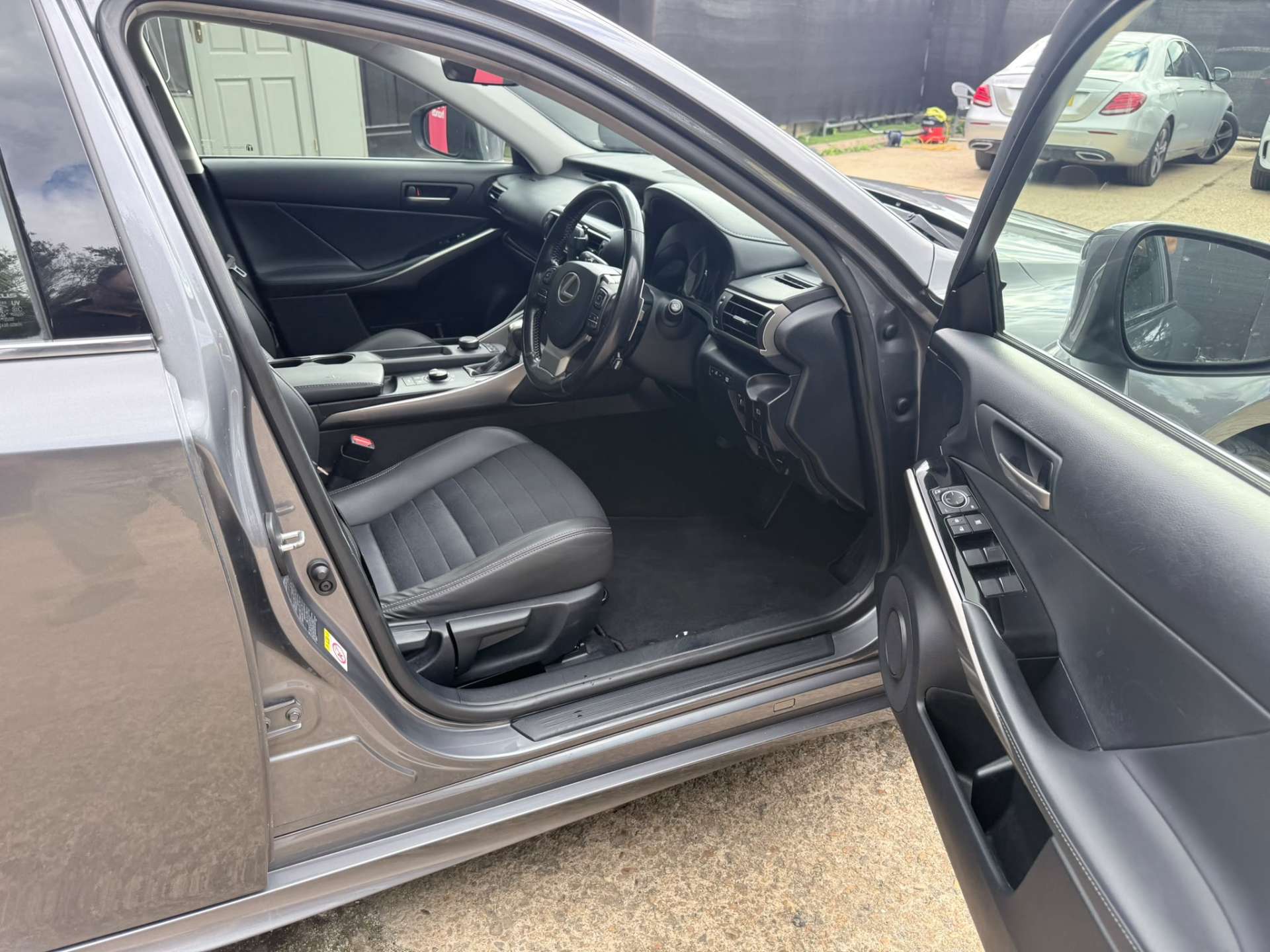
								Lexus IS 2.5 IS 300h Executive Edition CVT 4dr full									