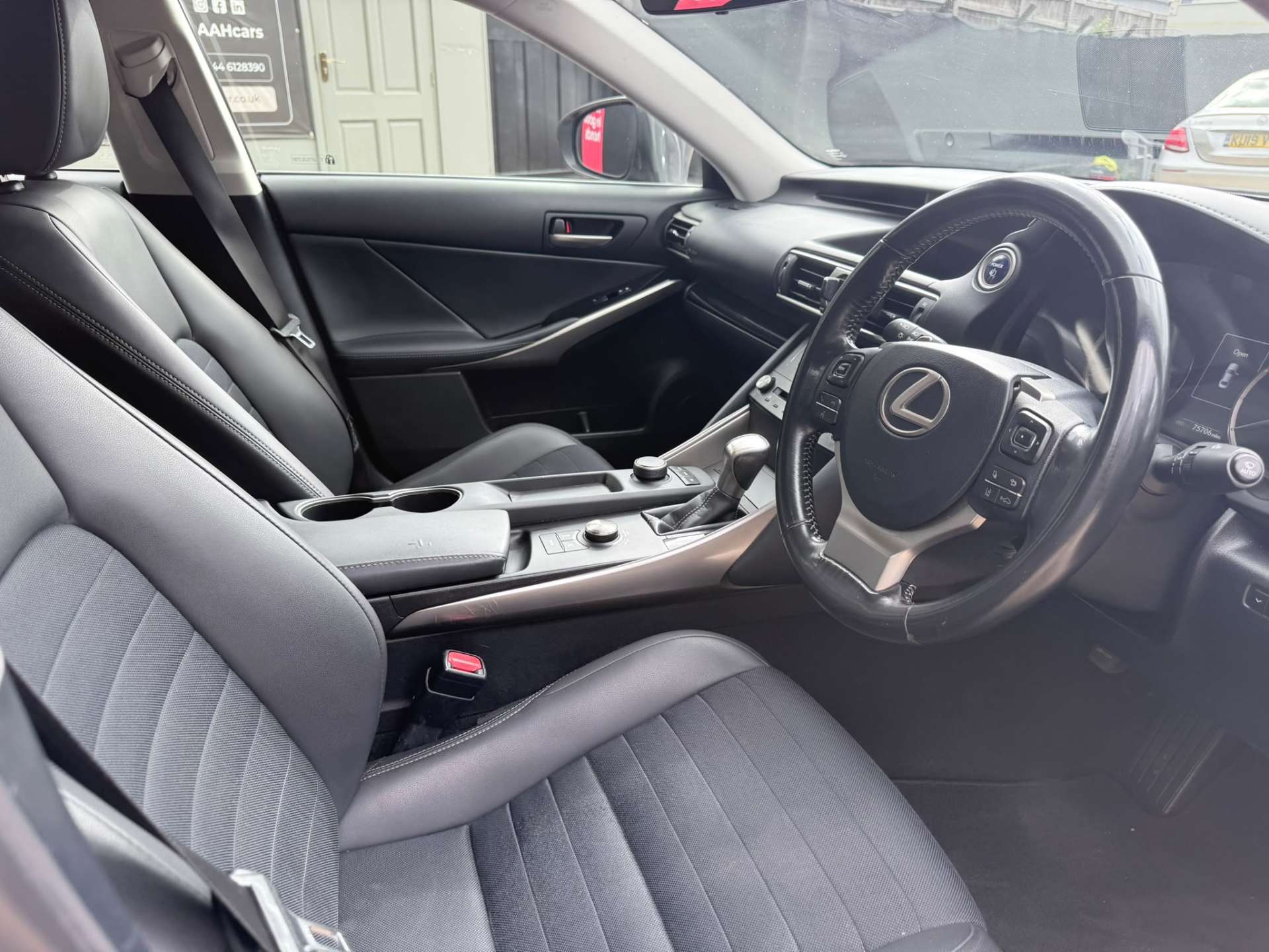 
								Lexus IS 2.5 IS 300h Executive Edition CVT 4dr full									