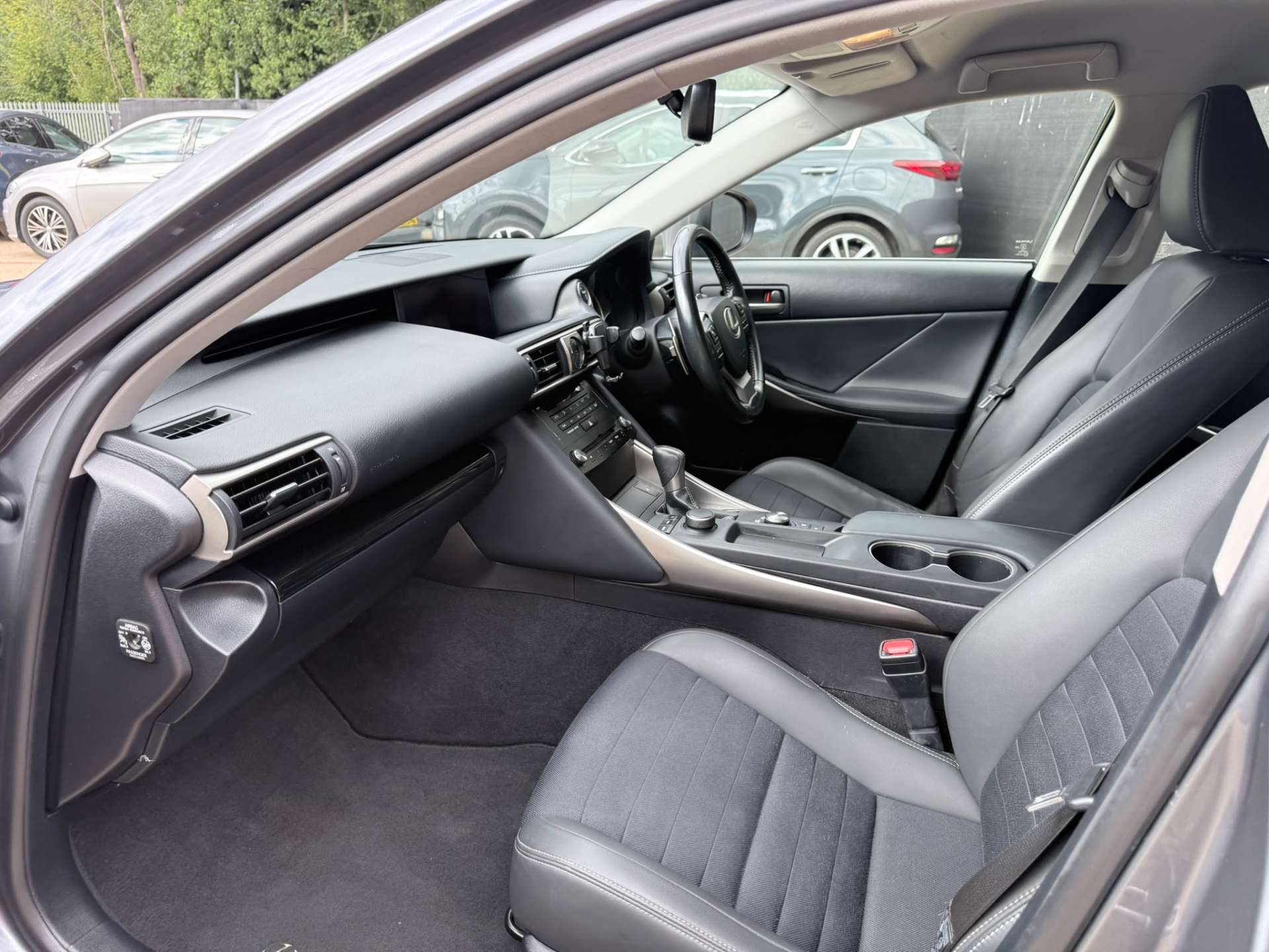 
								Lexus IS 2.5 IS 300h Executive Edition CVT 4dr full									