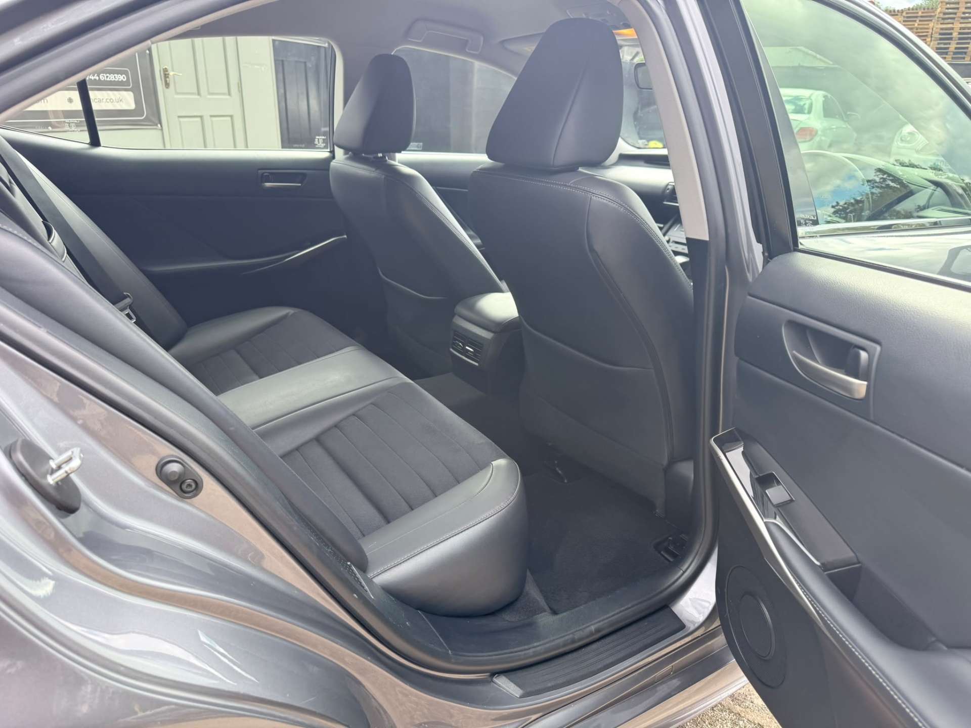 
								Lexus IS 2.5 IS 300h Executive Edition CVT 4dr full									