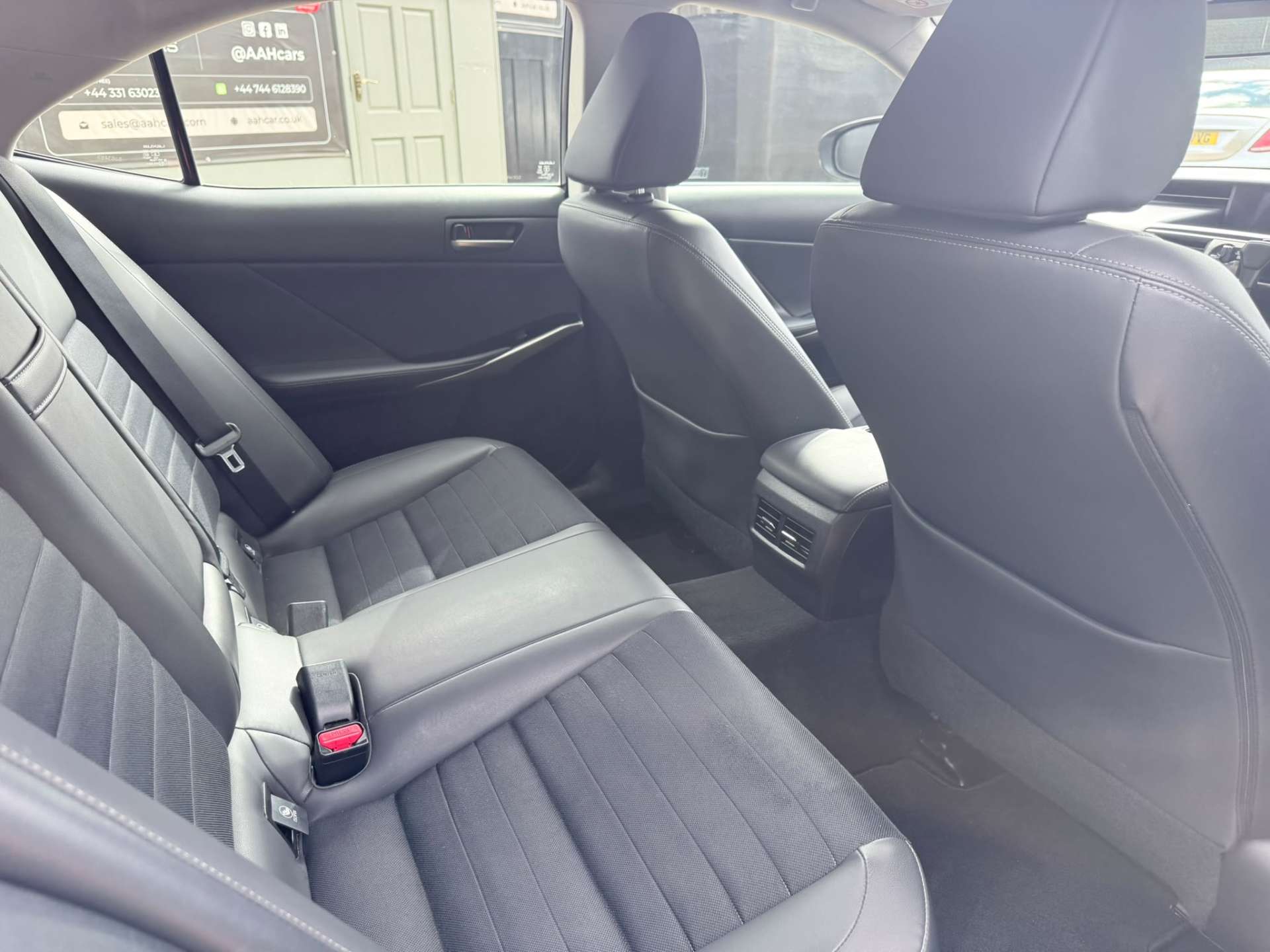 
								Lexus IS 2.5 IS 300h Executive Edition CVT 4dr full									