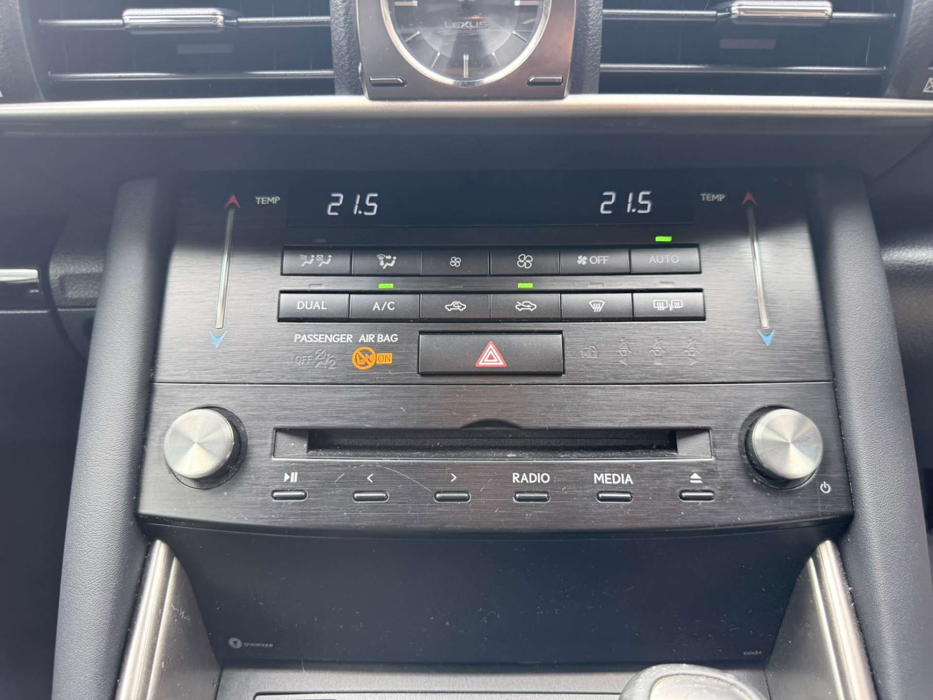 
								Lexus IS 2.5 IS 300h Executive Edition CVT 4dr full									